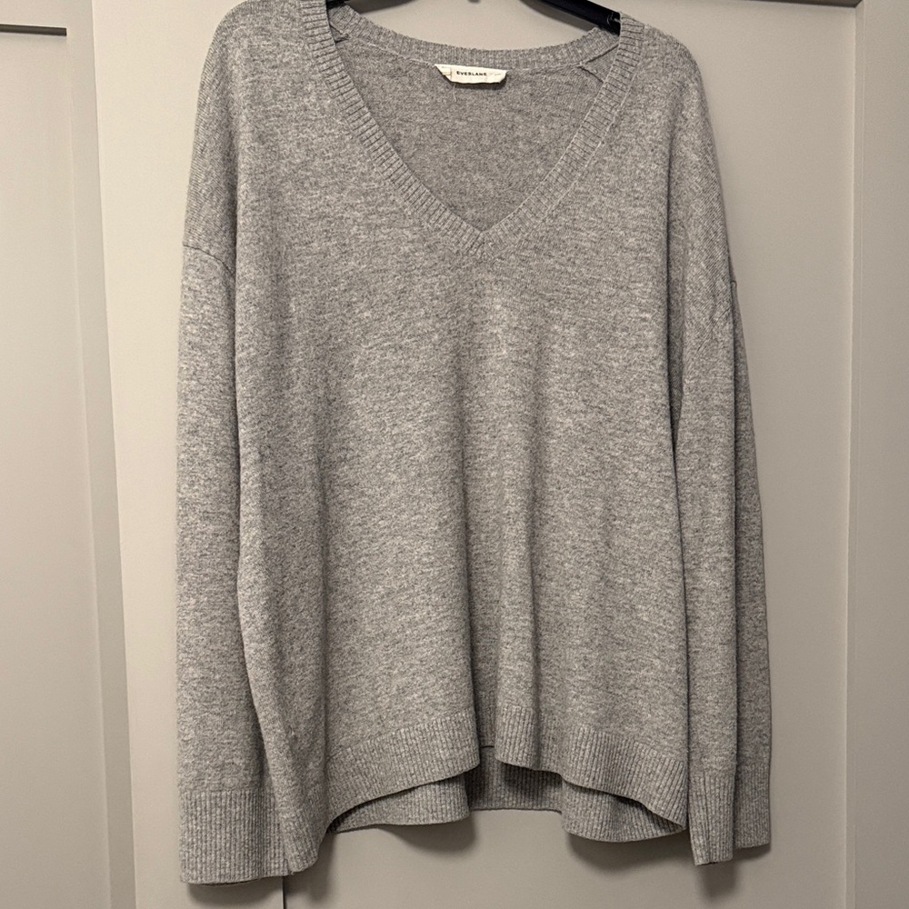 Everlane Classic V-Neck Cashmere Women's Sweater - Picture 6 of 8